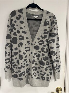 GUC Daily Ritual Gray Leopard Print V-Neck Cardigan Sweater - Size M
